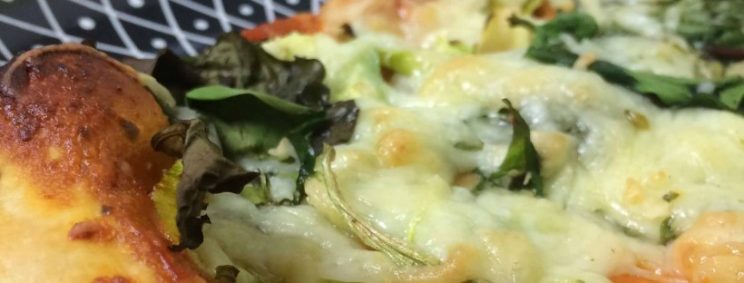 Vegane Pizza aus Blätterteig und Gemüseresten